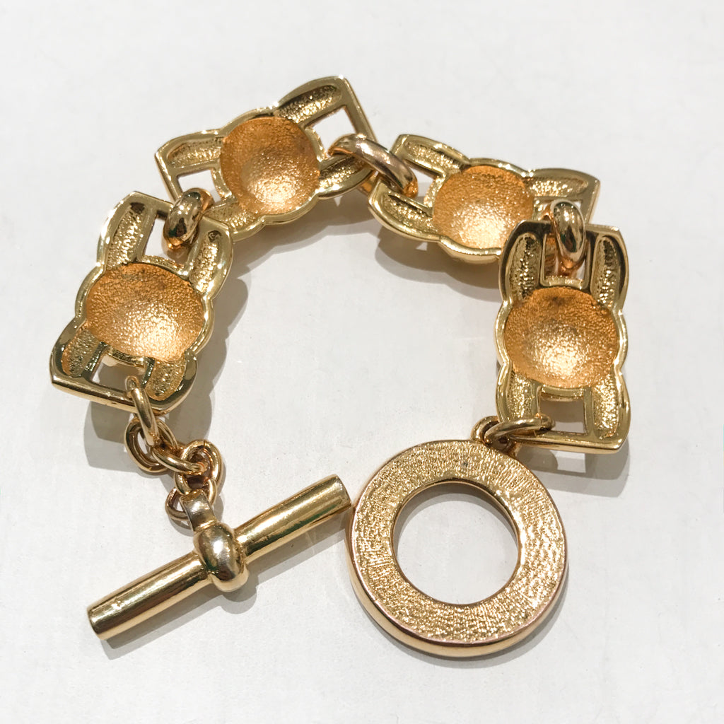 大人も着やすいシンプルファッション 1990s old celine gold bracelet