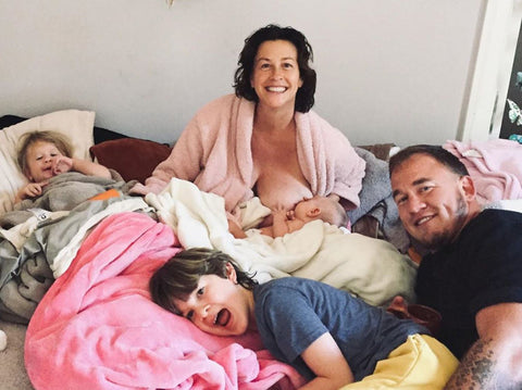 alanis-morrisette-breastfeeding-with-family