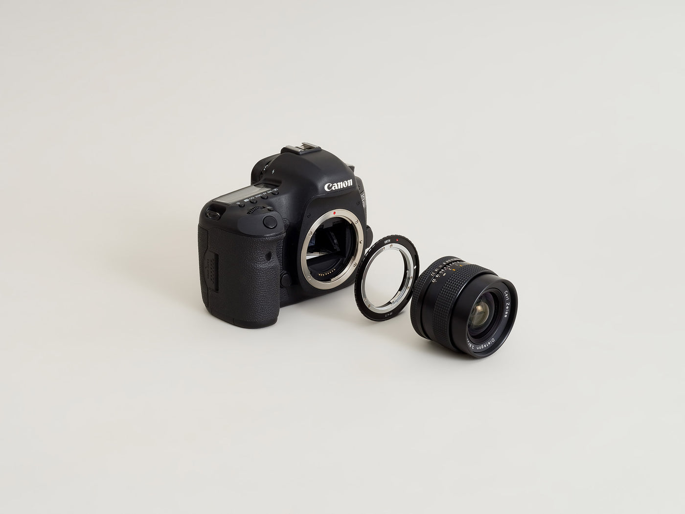 Contax/Yashica (C/Y) Lens Mount to Canon (EF/EF-S) Camera Mount