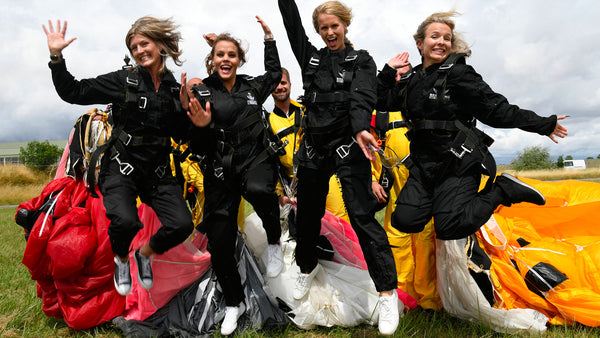 Passagères Breitling contentent après un saut en parachute