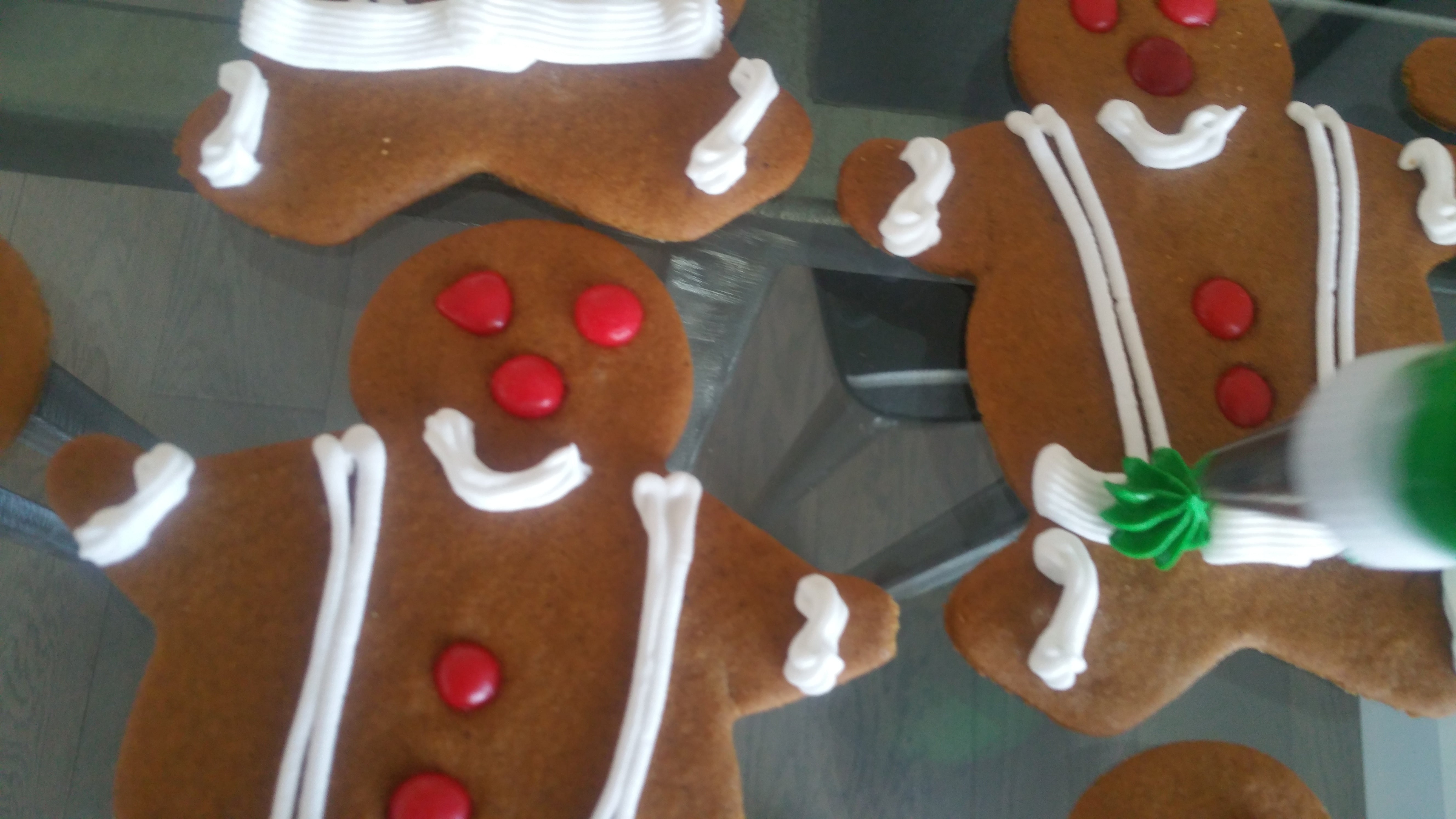 Decorating Gingerbread cookies