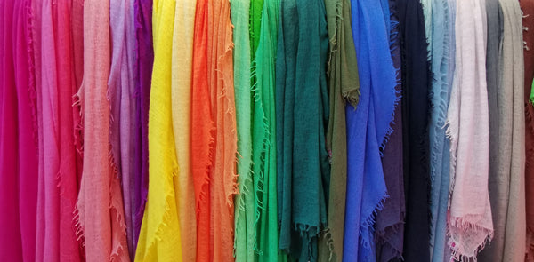 color blocking, unifarben, Schals in allen Farben des Regenbogen