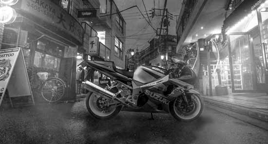 moto dans la rue