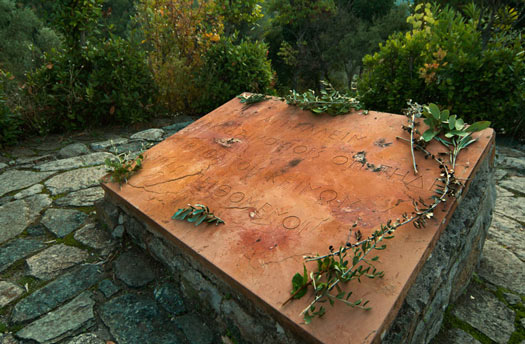 Today, there lies a plaque dedicated to these heroes all at the site. It reads: “Go tell the Spartans, travelers passing by, that here, obedient to their laws we lie.”