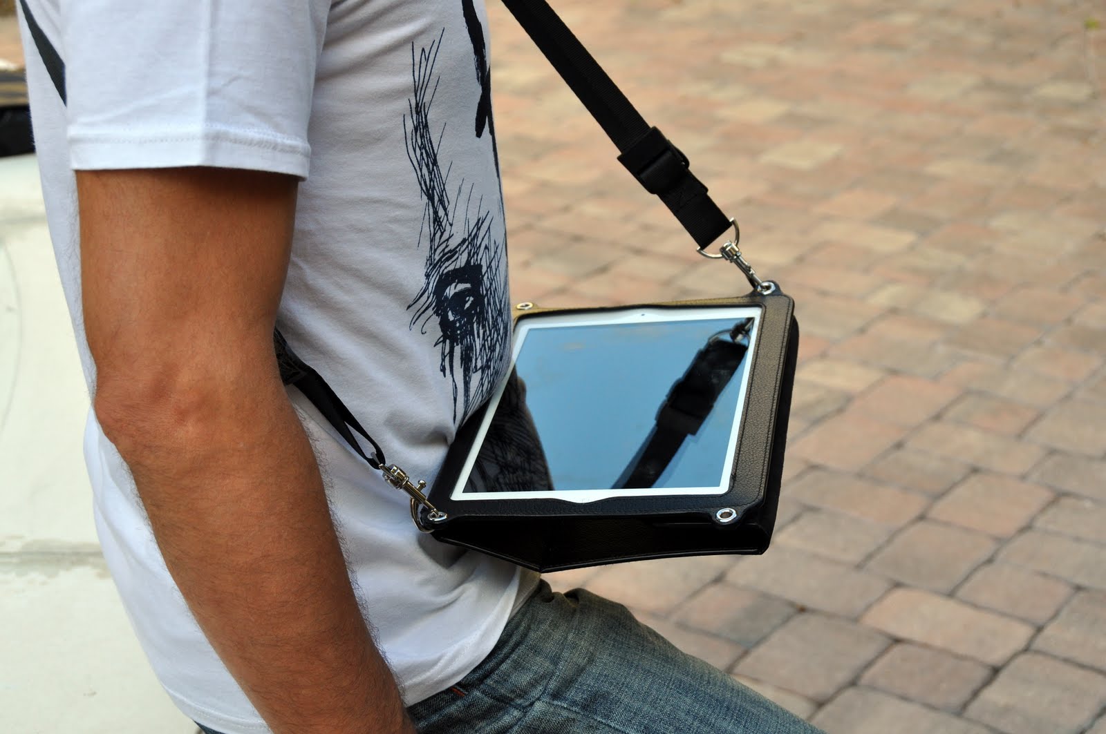 Hands-free iPad case Across in use. Type with both hands.