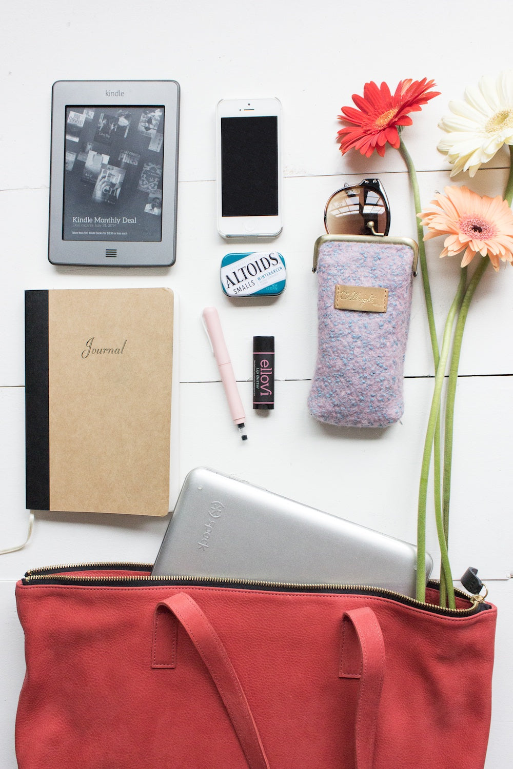 Jessica shares what's inside her Daame leather laptop tote