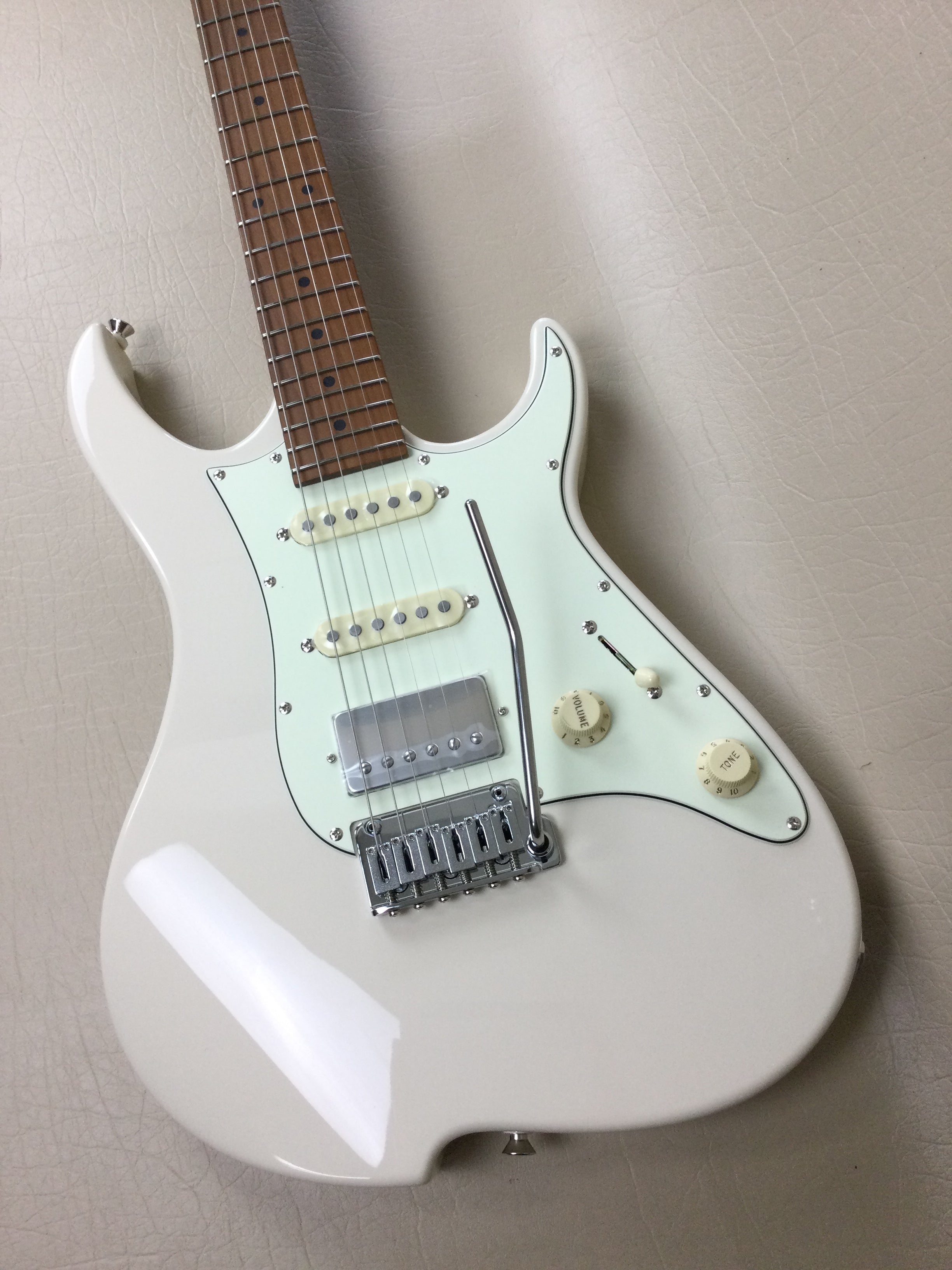 Vola OZ RMN v3 Vintage White (w/ Vola Deluxe Gig Bag)