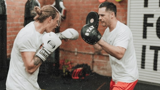 boxeur boxe anglaise à l'entrainement avec son coach