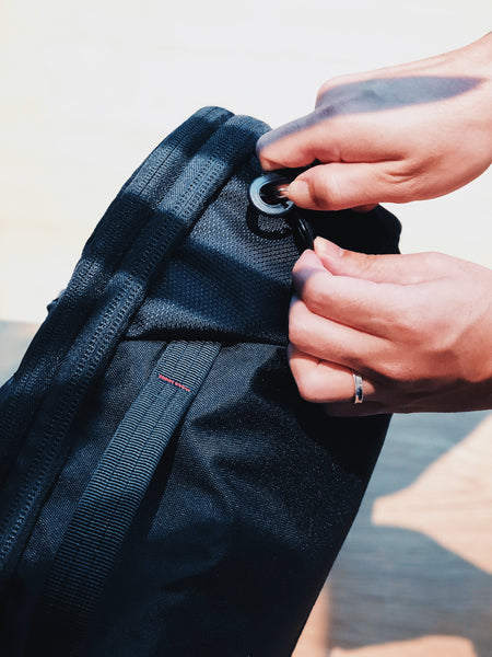 agva roadtripper bag cleverly designed rotatable clip to change bag's orientation