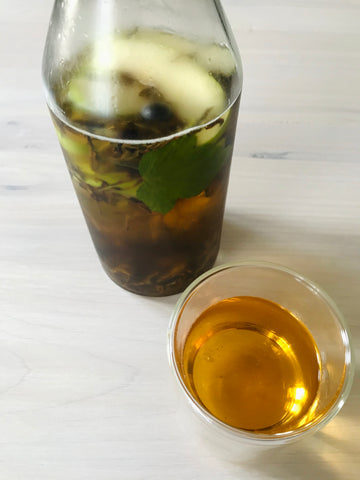 COLD BREW BLACK TEA WITH APPLE AND BLACKCURRANT