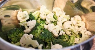 Mixed-vegetables-in-stainless-steel-salad-bowl