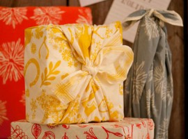Emballage cadeau avec des écharpes & foulards