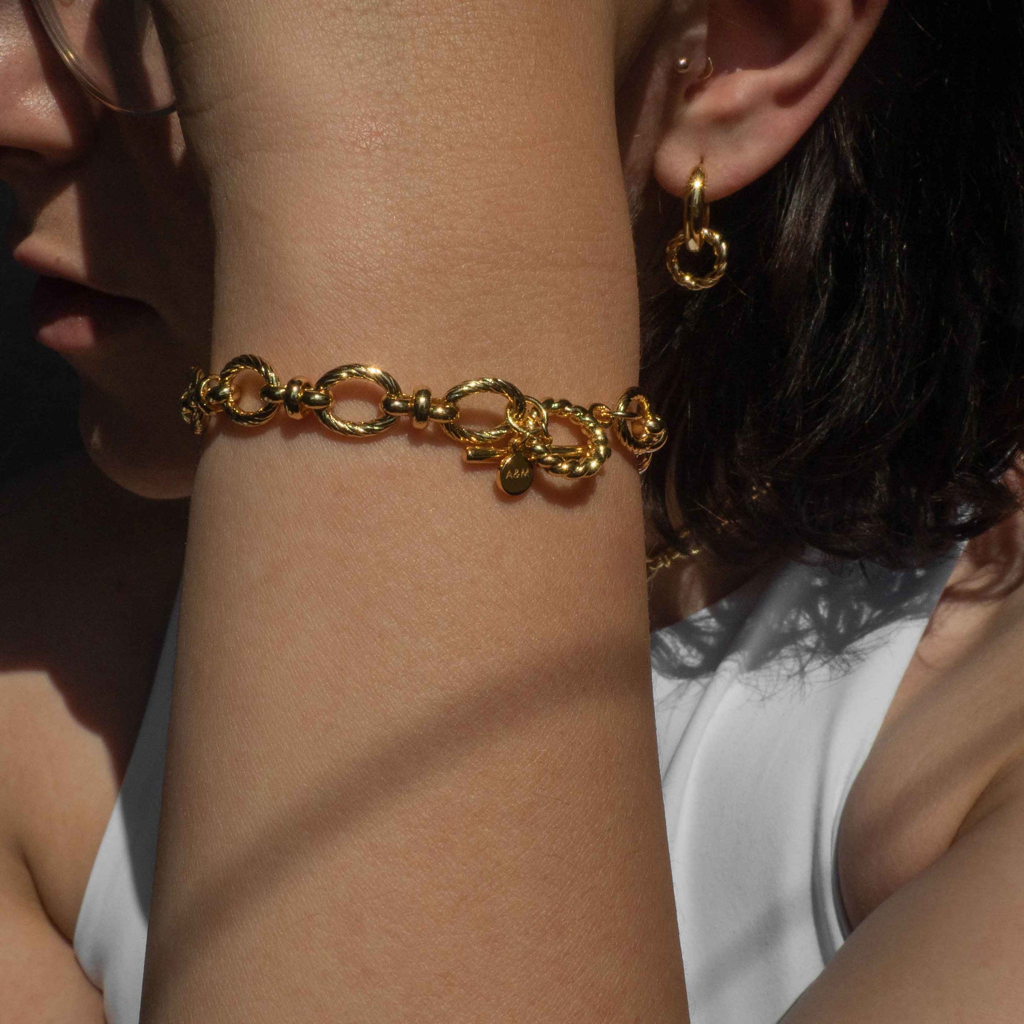 Textured Oval Link T-Bar Bracelet in Gold