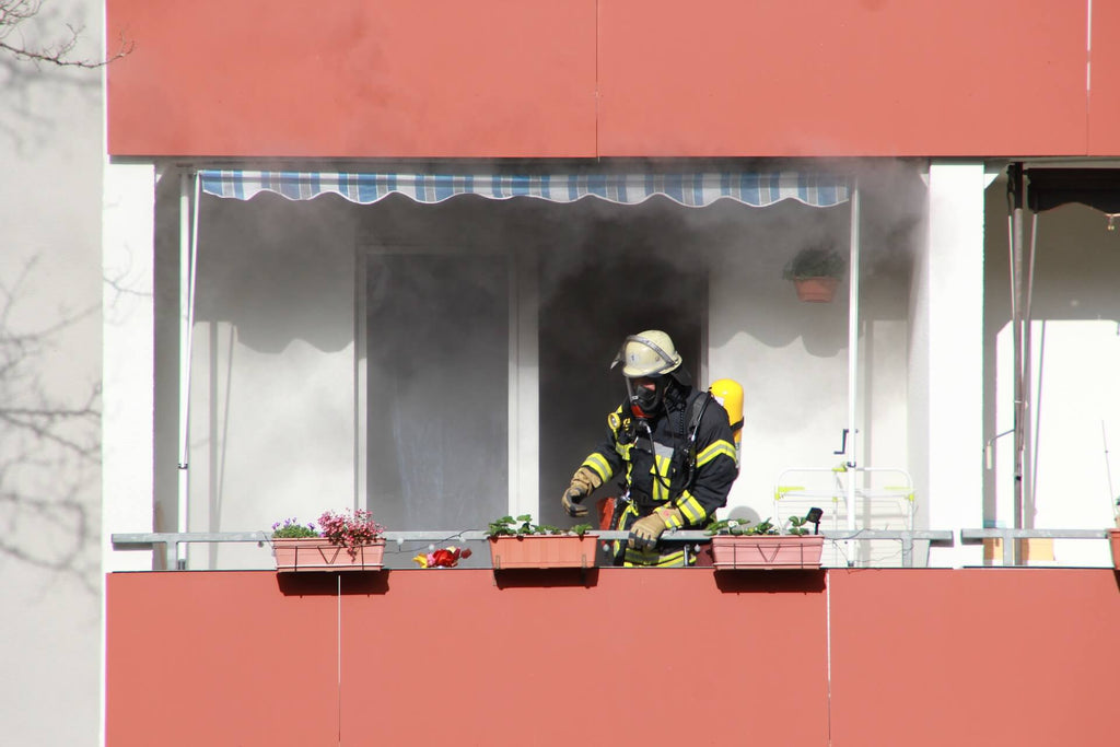 Brandszenarien-in-der-Wohnung-Feuerwehrmann-auf-Balkon-Wolfgangs