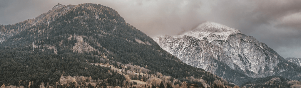 Die-5-schönsten-Wanderwege-Deutschlands-verschneite-Bergkette-Wolfgangs