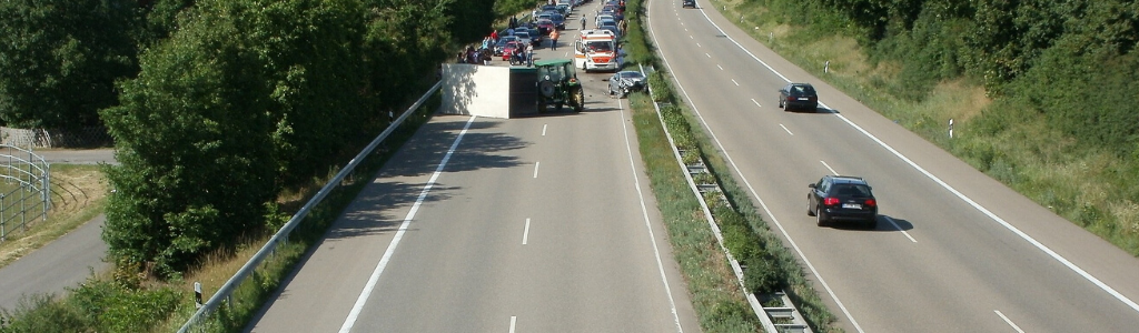 Erste-Hilfe-Irrtümer-Autounfall-auf-der-Autobahn-Wolfgangs