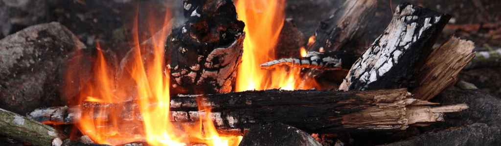 Feuer-machen-ohne-Feuerzeug-Lagerfeuer-im-Camp-Wolfgangs