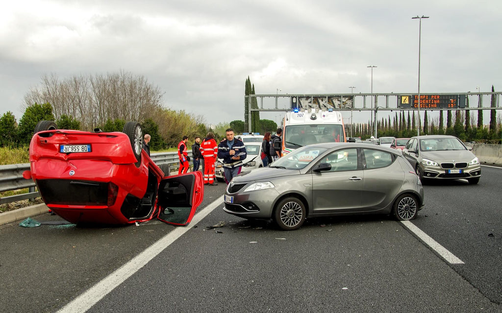 Richtig-Hilfe-leisten-in-Notfallsituationen-Autounfall-auf-Autobahn-Wolfgangs