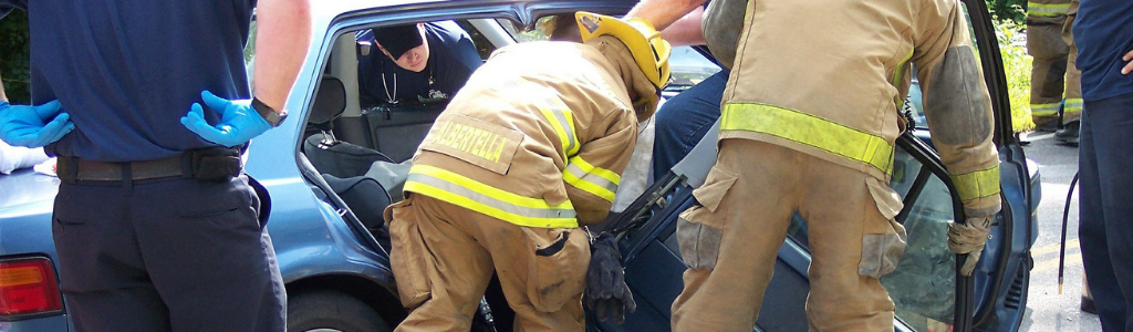 Wie-Aramide-Fasern-Rettungskräfte-retten-Feuerwehr-rettet-Person-aus-Auto-Wolfgangs