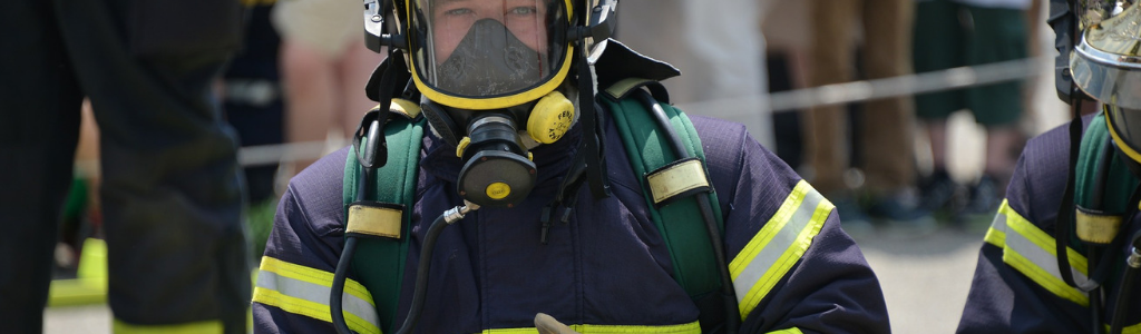Wie-Aramide-Fasern-Rettungskräfte-retten-Feuerwehrmann-mit-Schutzausrüstung-Wolfgangs