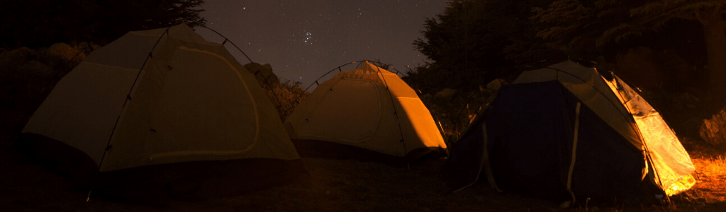 Zeltplatz-finden-beim-Wildcampen-Campingplatz-mit-mehreren-Zelten-Wolfgangs