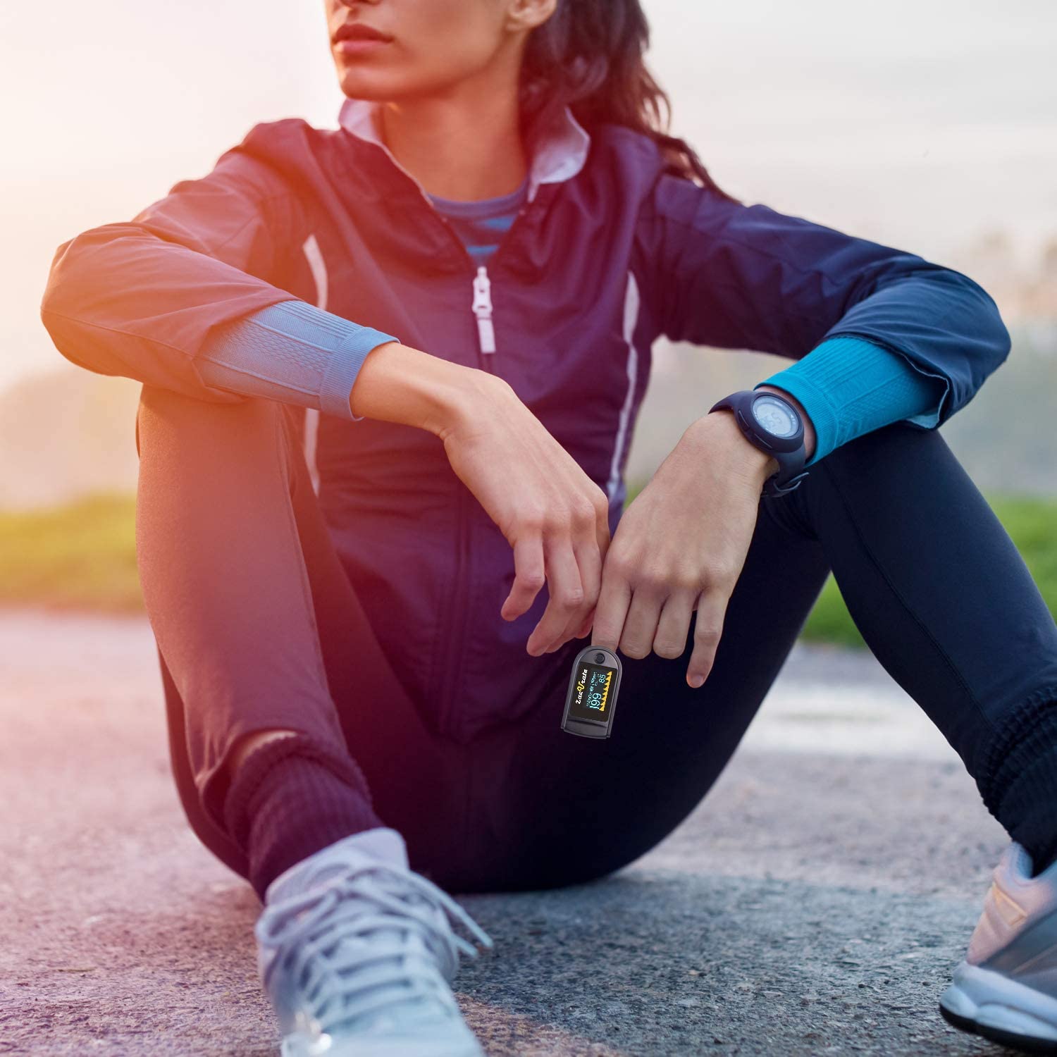  A sports enthusiast using the Zacurate 500C Elite Pulse Oximeter on a finger 