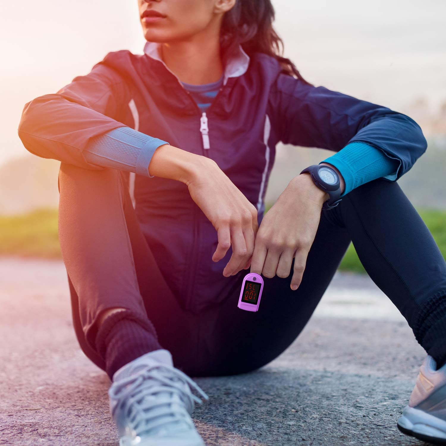  A sports enthusiast using the purple Zacurate 500DL Pro Series Pulse Oximeter on a finger 