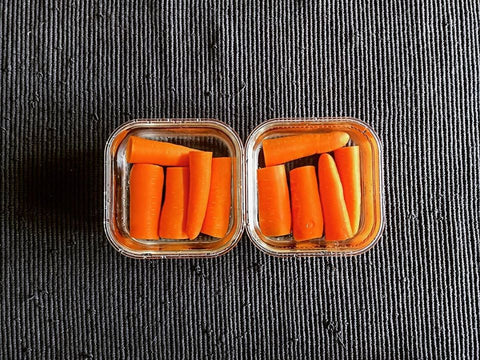 sliced-carrots-in-glass-containers