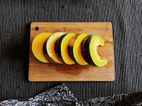 squash-pumpkin-kalabasa-slices-on-wooden-bamboo-chopping-board
