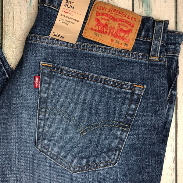 levi's busted knee jeans