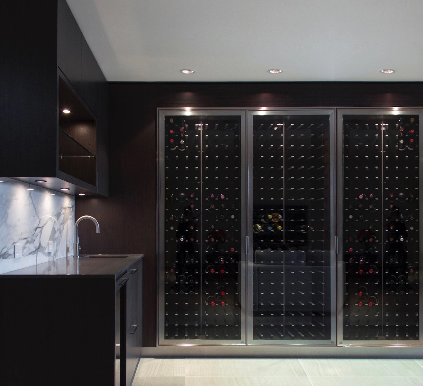 Moderne Glas vinrum med STACT paneler i sort og belysning