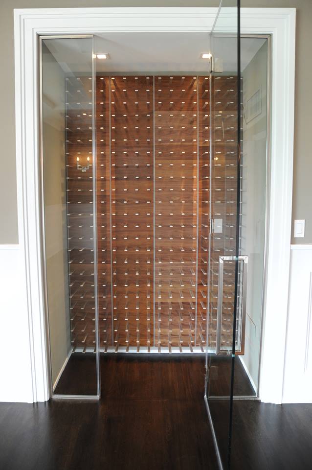 Moderne Glas vinkælder med glasdør, 32 paneler i valnød