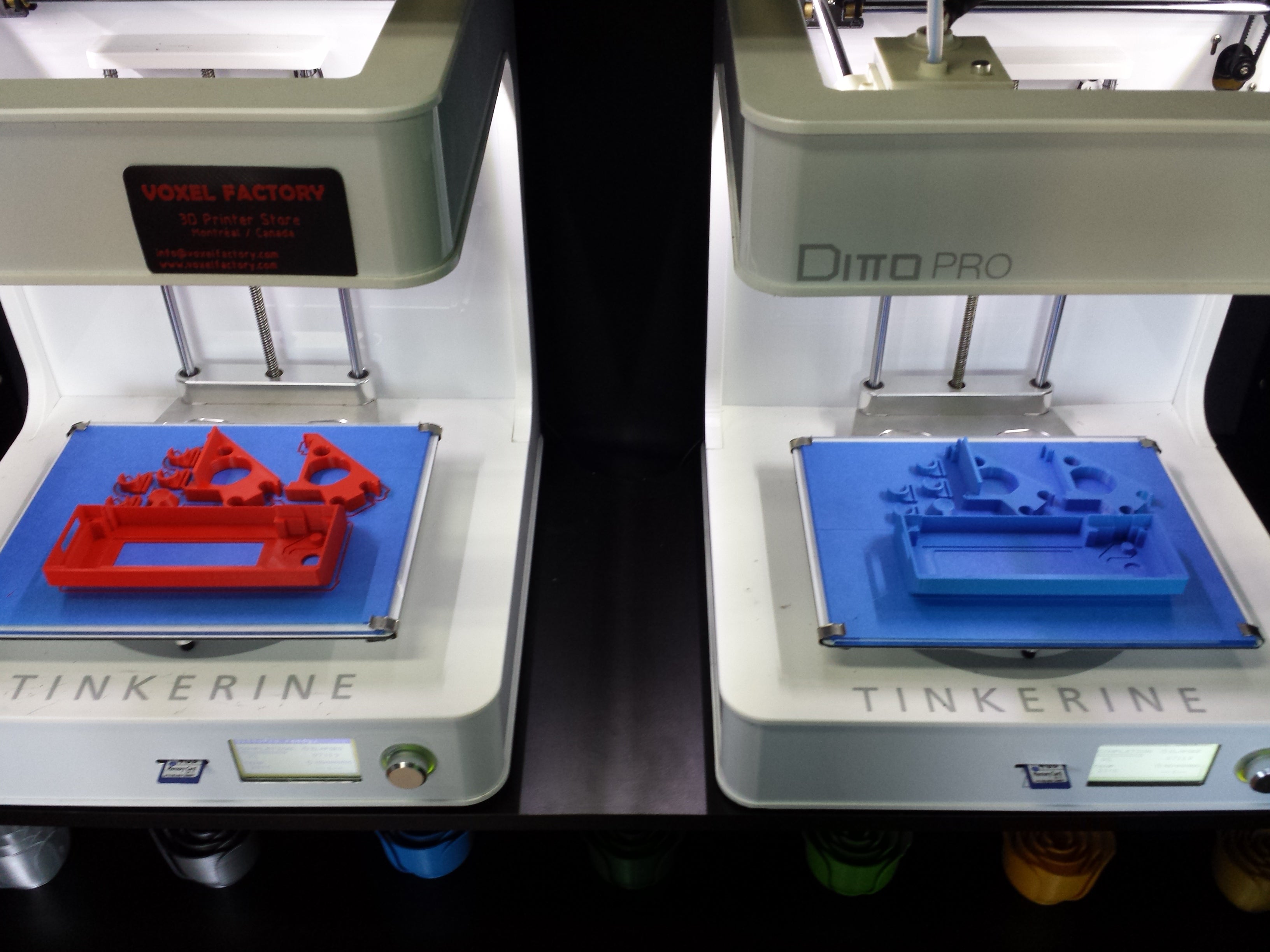 Picture of Tinkerine Ditto PRO printing Prusa i3 MK2 parts in traffic red and sky blue