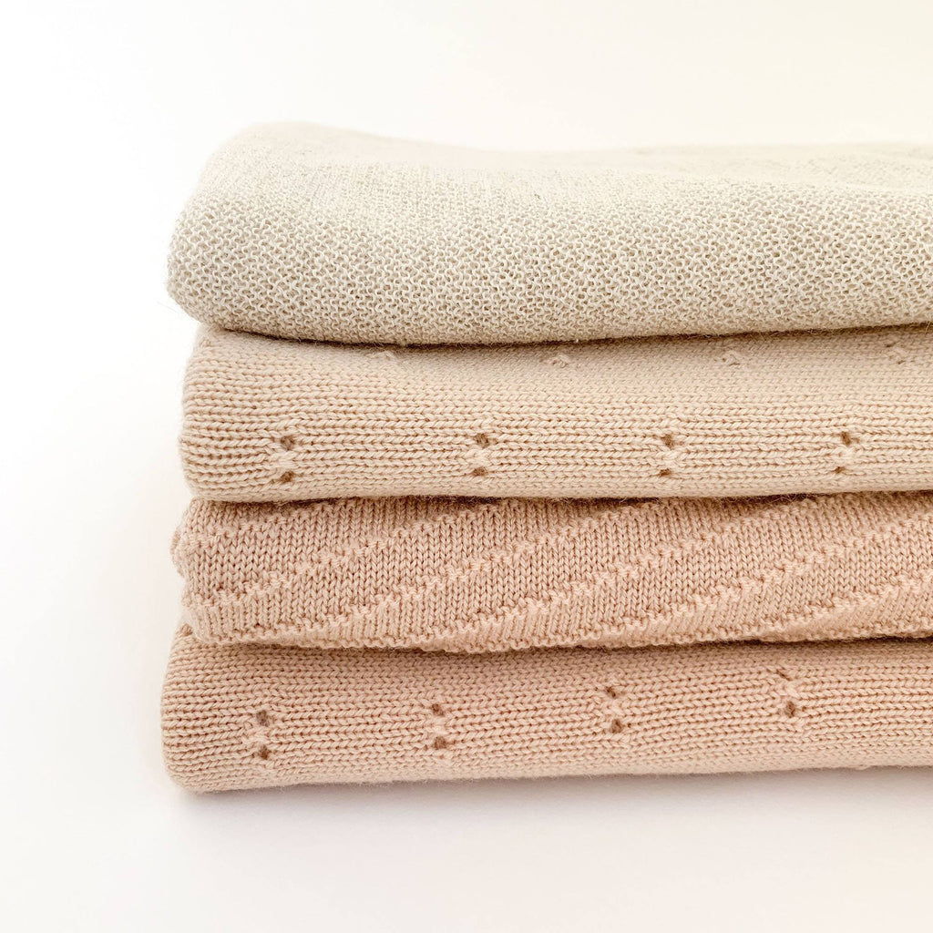 binde Kærlig vores hvid babytæppe i uld, Akira - Apricot– naturebaby.dk