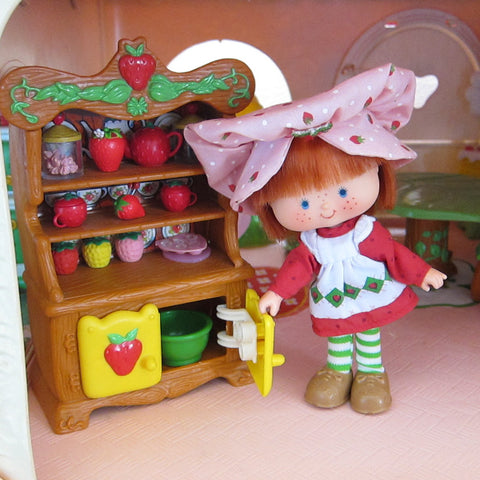 Strawberry Shortcake hutch in Berry Dainty Dining Room