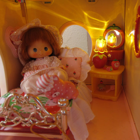 Strawberry Shortcake in the Berry Snuggly Bedroom