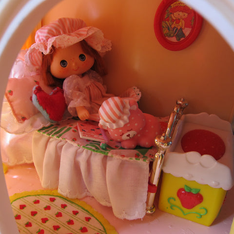 Strawberry Shortcake Berry Snuggly Bedroom