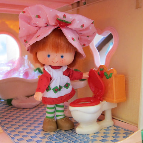 Toilet in Berry Bubbly Bath strawberry shortcake bathroom