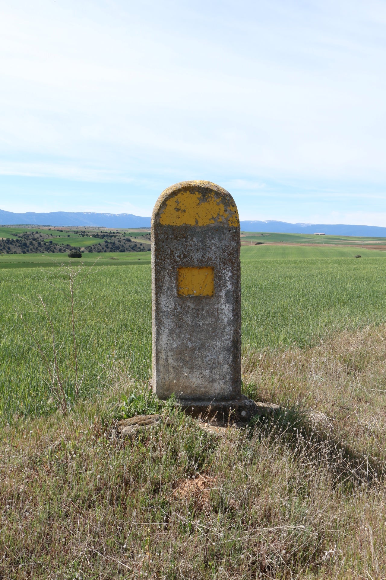 Mojón de la actual carretera SGP-2322