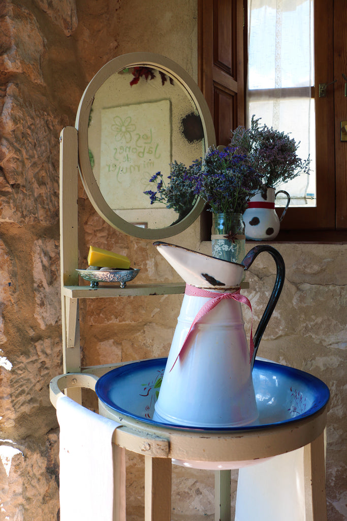 Detail of old washbasin and basin prepared for the use of customers who visit the store.