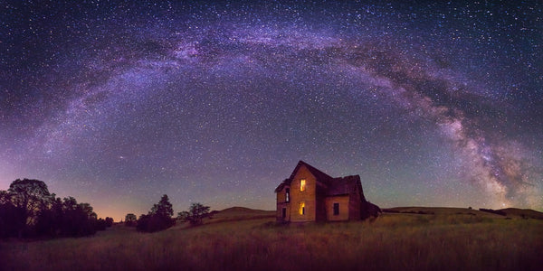 Milky Way over abandoned home in Oregon by Lijah Hanley. 