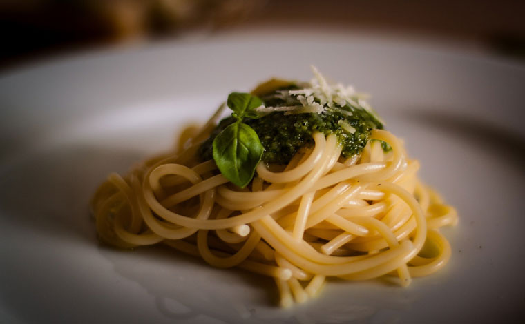 Spaghetti with basil pesto