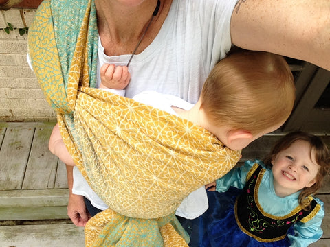 Exclusive Natibaby Safi Plage Woven Wrap action shot