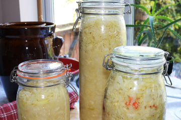 3_varieties_of_sauerkraut_in_jars