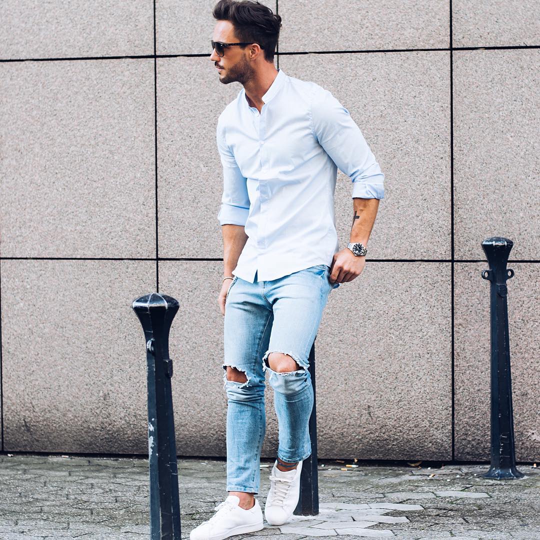 From classic white crew neck tee to cool denim shirt, keep reading the find out which closet basics are wardrobe must-haves. 