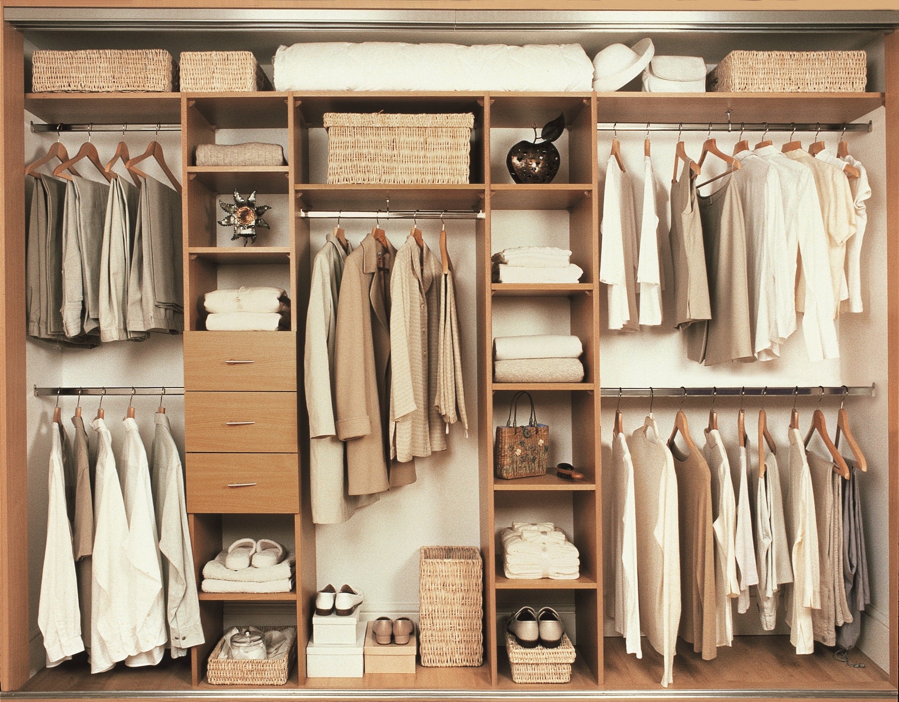 CAPSULE WARDROBE