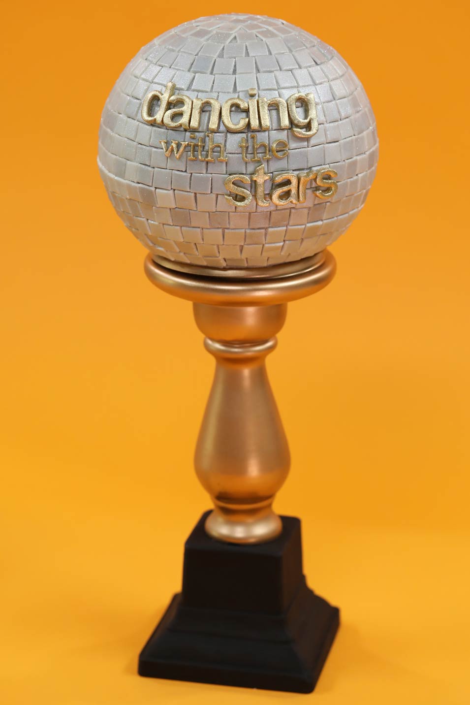 Rosanna Pansino, Lindsey Stirling, Mark Ballas make a Dancing with the Stars Mirror Ball Cake