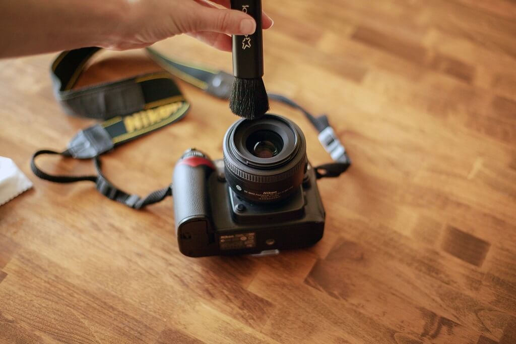 how to clean camera lens at home