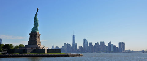 Freiheitsstatue und Skyline von New York - vor Liberty Island