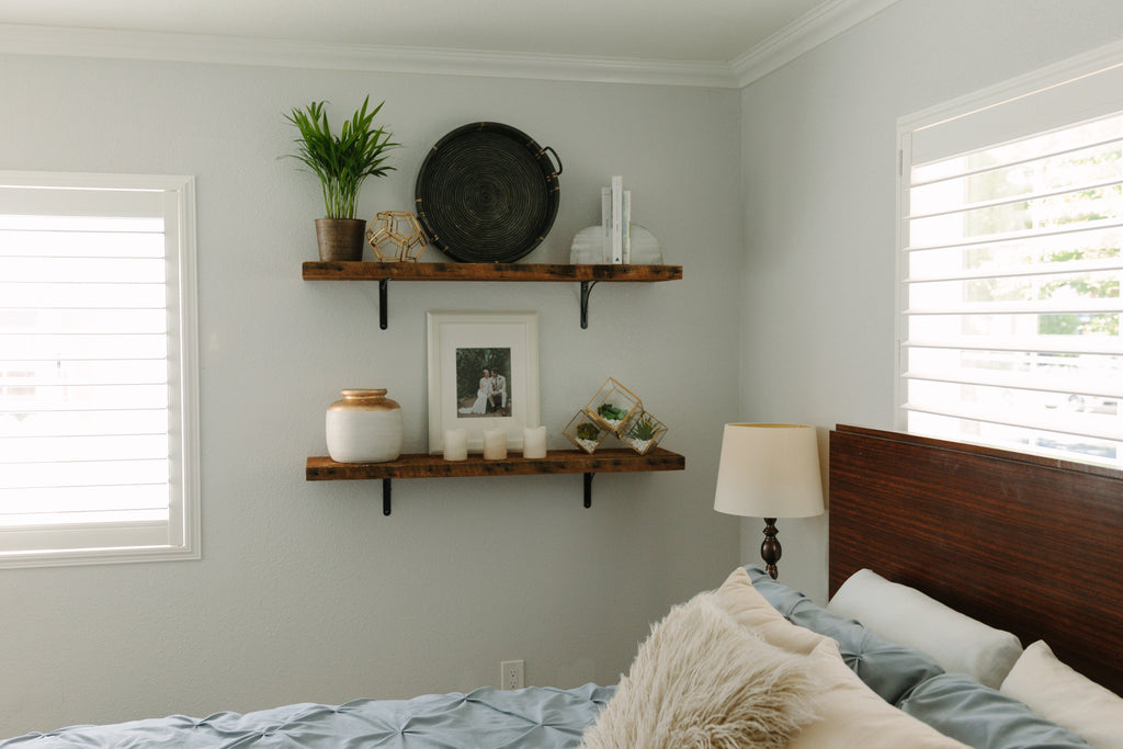How to install wood shelves and then decorate them in full with contemporary memorabilia
